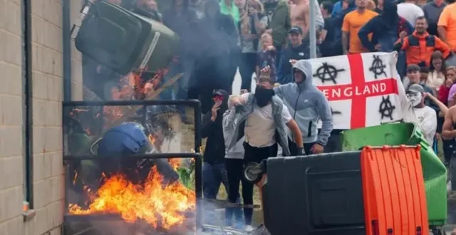 Manifestantes incendeiam casas e carros em protestos anti-imigração na Irlanda do Norte