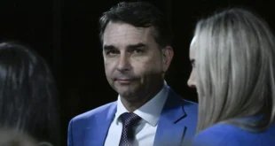 O curriculum vitae de Flávio Bolsonaro