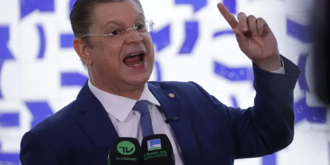Mais uma do pastor: Sóstenes é apontado como laranja no esquema de Valdemar