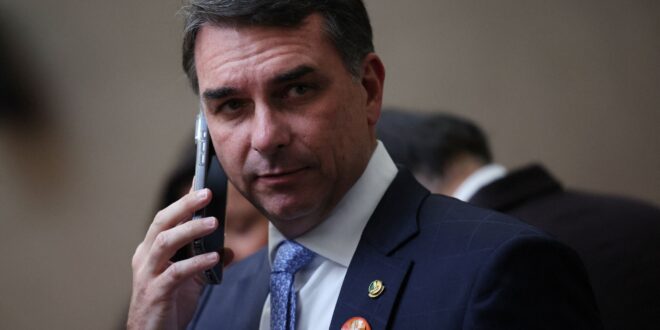 Estado de S. Paulo detona Flávio Bolsonaro: “É indigno da confiança do setor produtivo nacional”