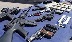 O inusitado de presidiário armado: em prisão domiciliar Jair Bolsonaro mantém um arsenal com dez armas de fogo