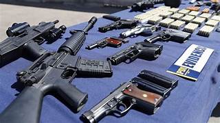 O inusitado de presidiário armado: em prisão domiciliar Jair Bolsonaro mantém um arsenal com dez armas de fogo