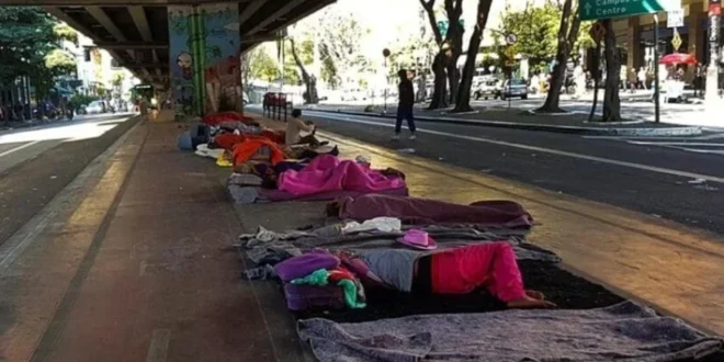 É extrema direita, estúpido: Tarcísio prometeu zerar população de rua, mas cadastro cresce 82% em São Paulo