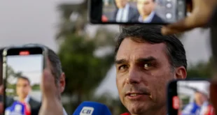 Ex-líder do bolsonarismo acusa Flávio Bolsonaro de usar drogas e desafia: "faça um exame toxicológico"