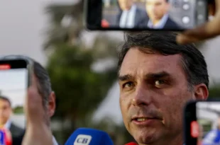 Ex-líder do bolsonarismo acusa Flávio Bolsonaro de usar drogas e desafia: "faça um exame toxicológico"