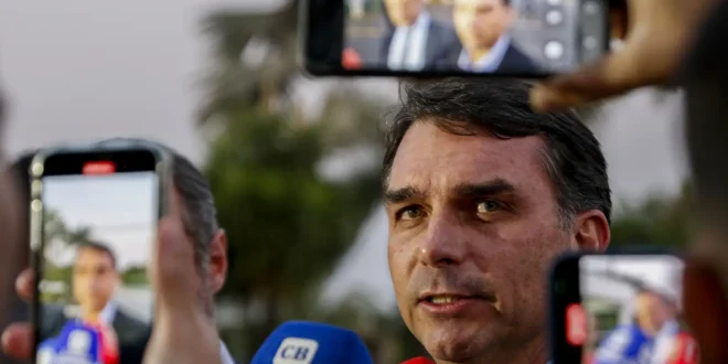 Ex-líder do bolsonarismo acusa Flávio Bolsonaro de usar drogas e desafia: "faça um exame toxicológico"