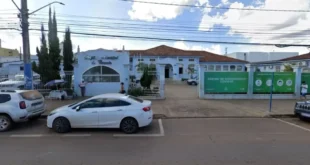 Distraído: homem confunde cola instantânea com colírio e cola o olho