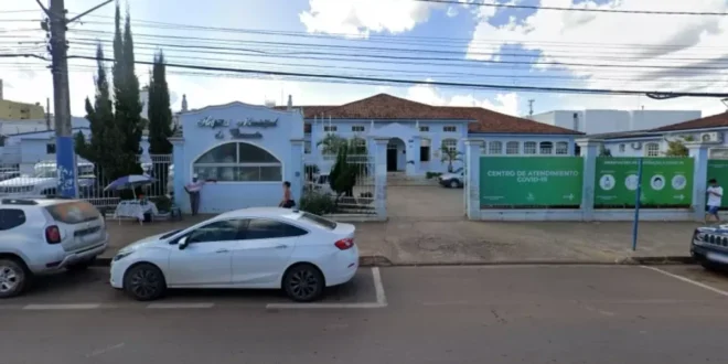 Distraído: homem confunde cola instantânea com colírio e cola o olho