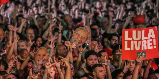 O futebol não perdoa a covardia. A política também não