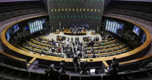 Turbinado por emendas, recorde de candidatos à reeleição ameaça renovação da Câmara