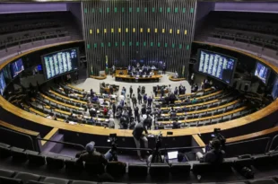 Turbinado por emendas, recorde de candidatos à reeleição ameaça renovação da Câmara