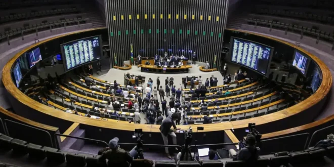 Turbinado por emendas, recorde de candidatos à reeleição ameaça renovação da Câmara