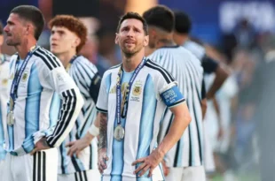 Pegou mal: seleção Argentina vira as costas quando a Espanha ergue a taça de campeã