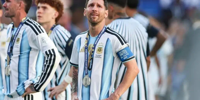 Pegou mal: seleção Argentina vira as costas quando a Espanha ergue a taça de campeã