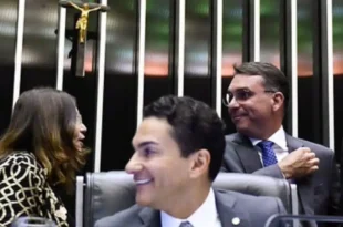 Flávio Bolsonaro negocia vaga no STF para bispo da Universal em troca de apoio dos Republicanos