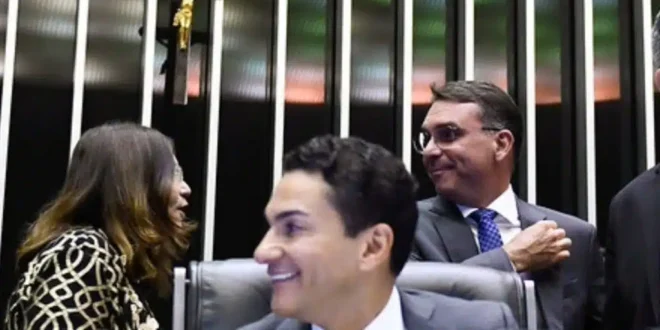 Flávio Bolsonaro negocia vaga no STF para bispo da Universal em troca de apoio dos Republicanos