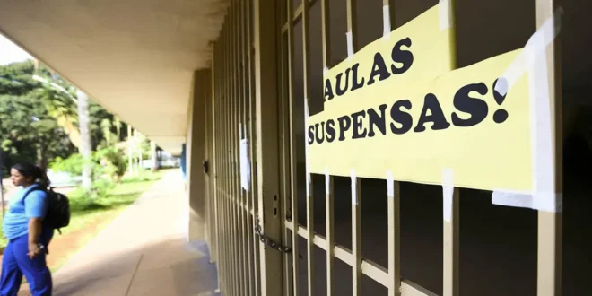 Epidemia de violência e falta de estrutura nas escolas provocam adoecimento em massa de professores no Brasil