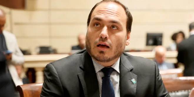 O cinismo da apropriação indébita por Carlos Bolsonaro