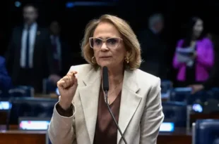 Damares compartilha post que chama aliados de Eduardo e Flávio de “víboras”, “esgoto” e “traidores da pátria”