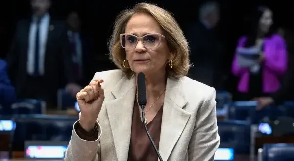 Damares compartilha post que chama aliados de Eduardo e Flávio de “víboras”, “esgoto” e “traidores da pátria”