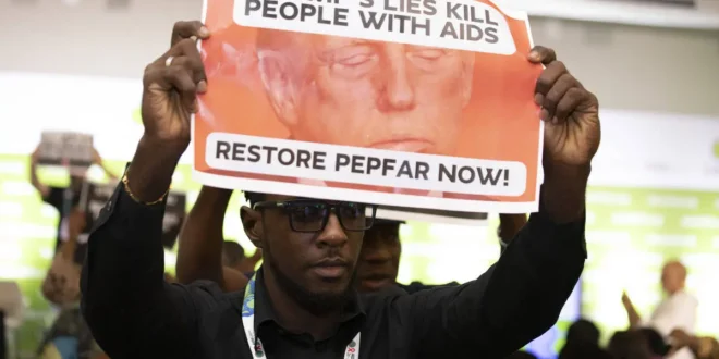 Evento dos EUA no Rio é interrompido por protesto contra políticas de Trump sobre HIV