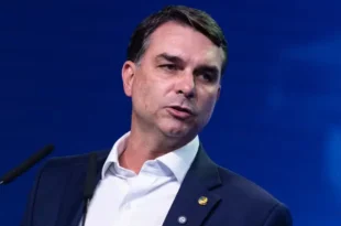 Estadão descobre que Flávio Bolsonaro é entreguista e critica: “Rebaixa o Brasil ante os EUA”