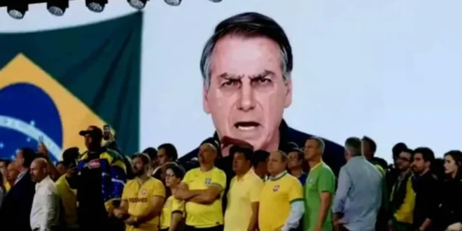 Jogou a responsabilidade para o Flávio: Jair diz que não autorizou vídeo de IA exibido na convenção do 01