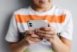 Como pais podem monitorar o celular dos filhos e identificar riscos
