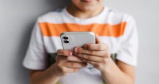 Como pais podem monitorar o celular dos filhos e identificar riscos