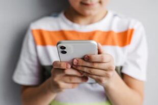 Como pais podem monitorar o celular dos filhos e identificar riscos