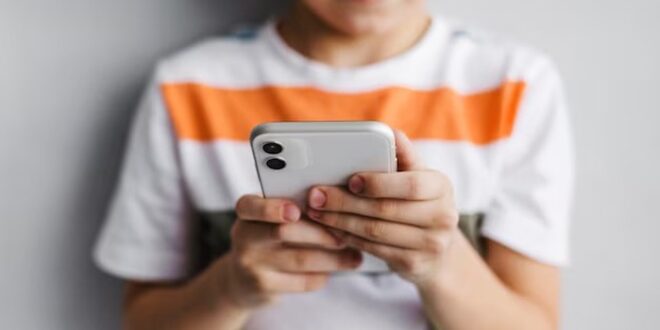 Como pais podem monitorar o celular dos filhos e identificar riscos