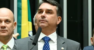 PF avalia incluir Flávio Bolsonaro na lista da Interpol