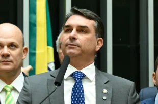 PF avalia incluir Flávio Bolsonaro na lista da Interpol