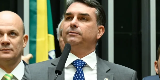 PF avalia incluir Flávio Bolsonaro na lista da Interpol