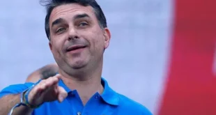 Enrolado: emendas de Flávio Bolsonaro reduziriam fiscalização ambiental em mineradora ligada ao Master