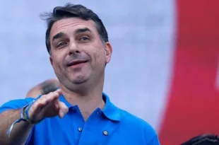 Enrolado: emendas de Flávio Bolsonaro reduziriam fiscalização ambiental em mineradora ligada ao Master