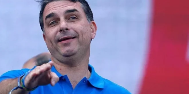 Enrolado: emendas de Flávio Bolsonaro reduziriam fiscalização ambiental em mineradora ligada ao Master