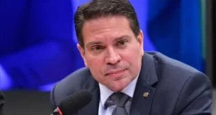 Foragido, condenado e corrupto: Alexandre Ramagem aparece na lista de pagamento de bicheiro