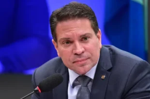 Foragido, condenado e corrupto: Alexandre Ramagem aparece na lista de pagamento de bicheiro