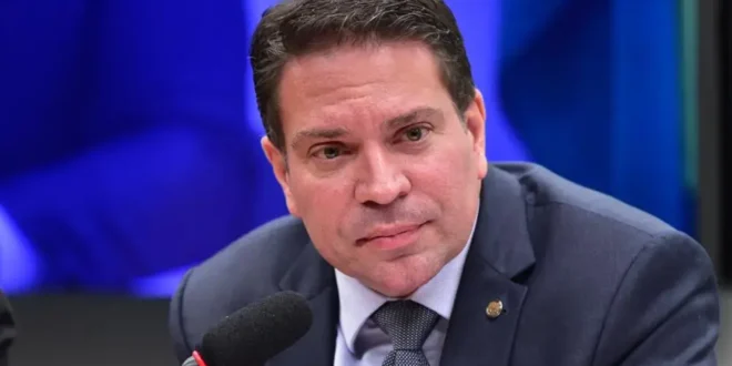 Foragido, condenado e corrupto: Alexandre Ramagem aparece na lista de pagamento de bicheiro