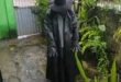 Homem é detido após sair com chapéu preto, máscara e capa, assustando moradores pela madrugada