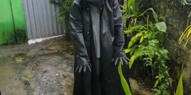 Homem é detido após sair com chapéu preto, máscara e capa, assustando moradores pela madrugada