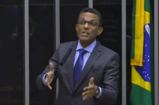 ‘Como ele admite que parceiros o chamem de corno?’, diz Otoni de Paula sobre Jair Bolsonaro