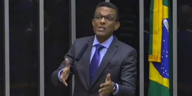 ‘Como ele admite que parceiros o chamem de corno?’, diz Otoni de Paula sobre Jair Bolsonaro