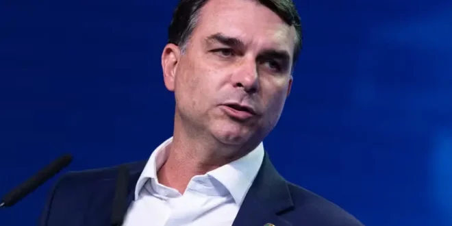 Estadão descobre que Flávio Bolsonaro é entreguista e critica: “Rebaixa o Brasil ante os EUA”