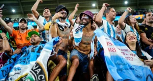 Colecionam rejeição: torcida da Argentina levou bandeiras de Israel para provocar técnico do Egito