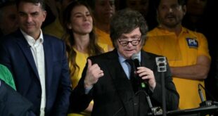 Milei fede: fralda geriátrica do presidente da Argentina aparece em performance em evento de Flávio Bolsonaro