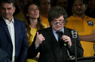 Milei fede: fralda geriátrica do presidente da Argentina aparece em performance em evento de Flávio Bolsonaro