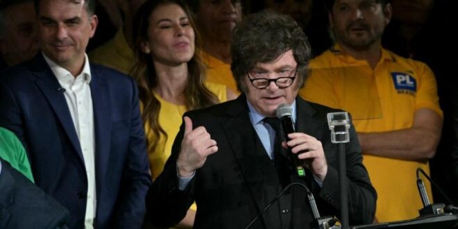 Milei fede: fralda geriátrica do presidente da Argentina aparece em performance em evento de Flávio Bolsonaro