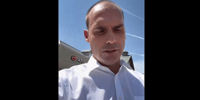 Jogo pra galera: Eduardo Bolsonaro anuncia que é ele quem decide se vacina a filha ou não